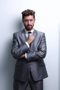 Çapraz kollarla poz veren genç iş adamı.