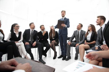 İş koçu iş ekibiyle iletişim kurar.