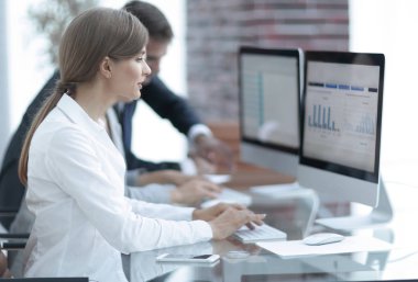 mali verileri olan bilgisayarlarda çalışan iş takım.