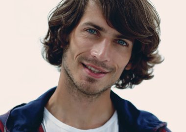 portre. şık bir ekose gömlekli adam. yakın çekim.