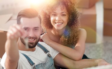 Yeni bir daire için bir anahtar ile genç Çift.