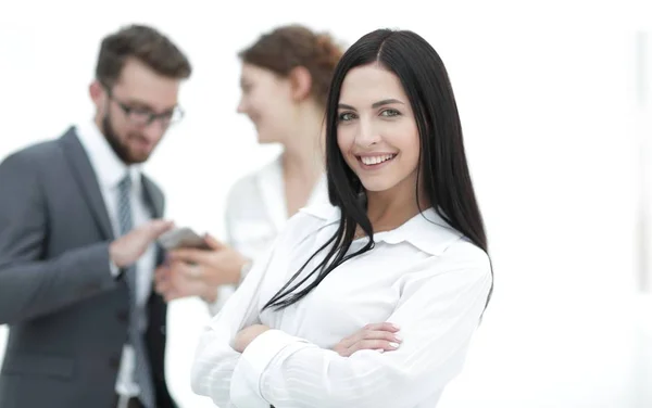 Gros plan d'une belle femme gestionnaire et collègues de travail dans le bureau — Photo