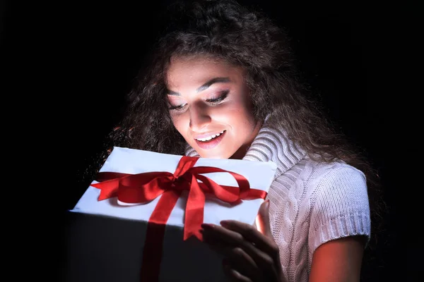 Портрет красивой юной брюнетки, смотрящей в подарочную коробку — стоковое фото