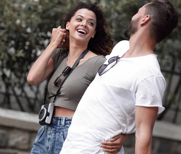 Alegre joven pareja caminando en la calle urbana — Foto de Stock