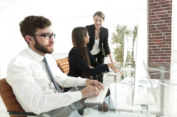 Primo piano. team di lavoro discutere — Foto Stock