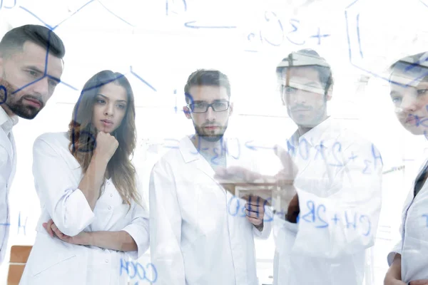 Gruppo di dipendenti di laboratorio. — Foto Stock