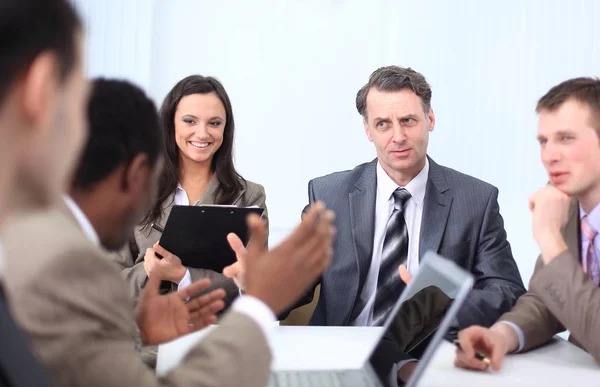 Biznesmen posiada spotkanie robocze z pracownikami — Zdjęcie stockowe