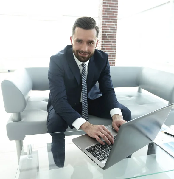 Empleado de la empresa escribiendo texto en el teclado del ordenador portátil — Foto de Stock