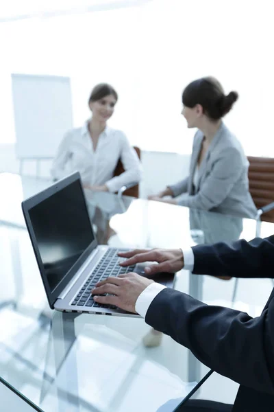 Primer plano del hombre de negocios escribiendo en el ordenador portátil . — Foto de Stock