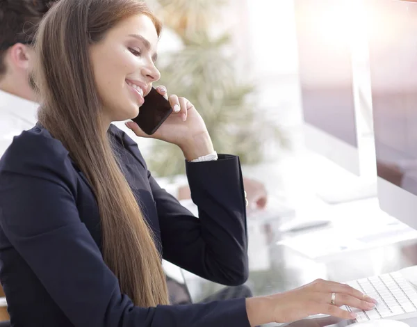 Mujer de negocios discute datos informáticos —  Fotos de Stock