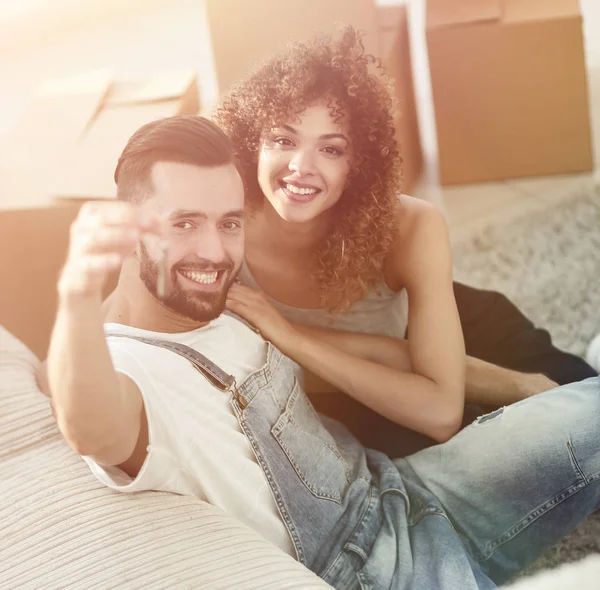 Genç çift yeni bir daireye tutmak belgili tanımlık anahtar