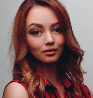 Sarışın kıvırcık saç modeli ve kırmızı dudaklar ile