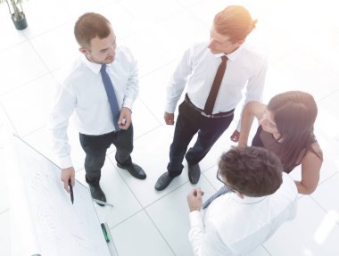 arka plan resmi bir iş takımının yeni fikirler tartışıyor.