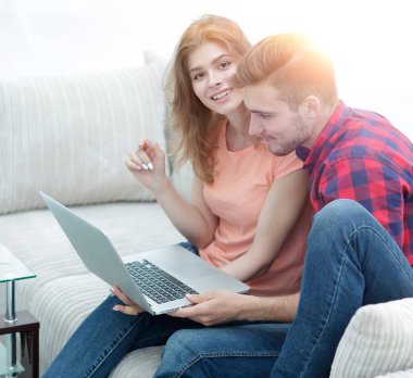Genç çift tarassut video üstünde laptop
