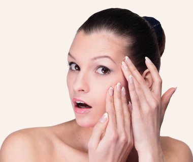 genç bir kadın yüzü beyaz zemin üzerine izole dokunmadan