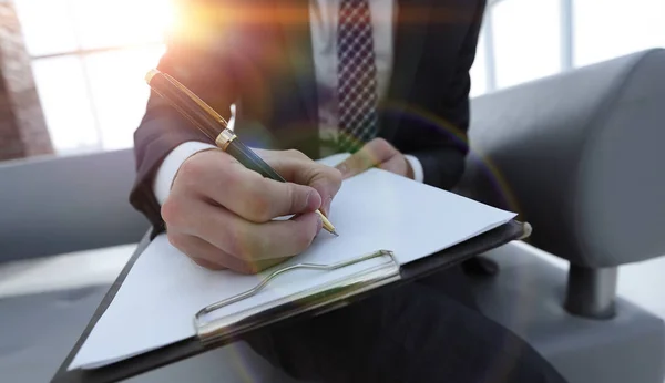 Omul de afaceri semnează un contract. Ținând stiloul în mână . — Fotografie, imagine de stoc