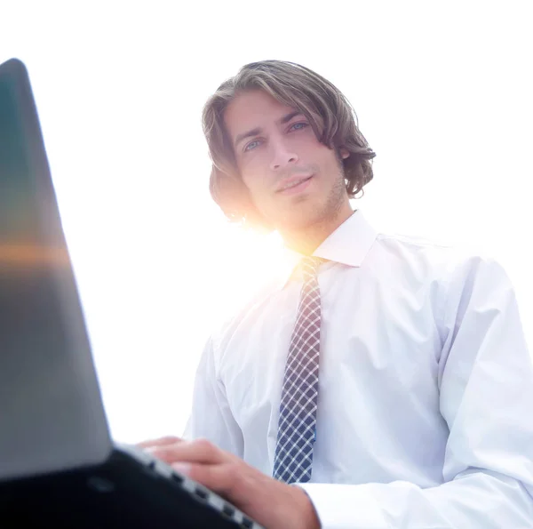 Closeup.a succesvol werknemer die werkt met een laptop — Stockfoto