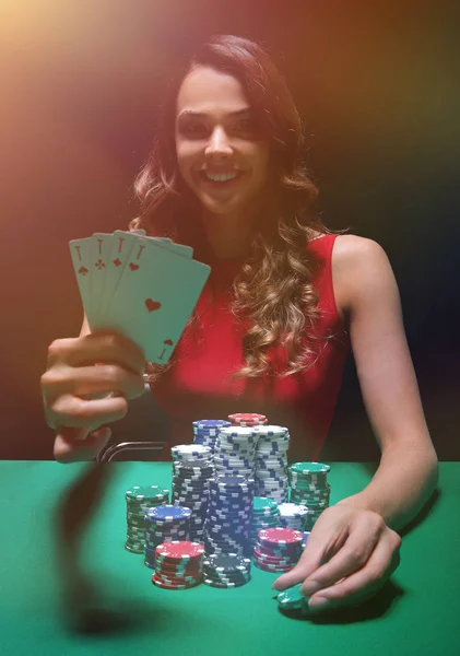 Όμορφη γυναίκα με καζίνο μάρκες ένα μαύρο — Φωτογραφία Αρχείου