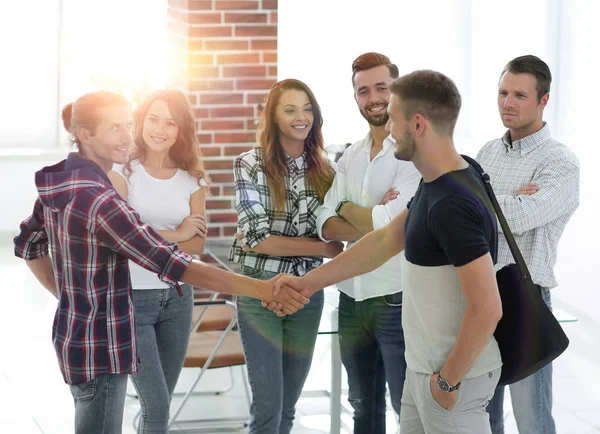 Handshake Gerente y cliente en la oficina . — Foto de Stock