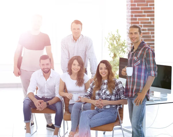 Retrato de un equipo creativo en un lugar de trabajo en la oficina — Foto de Stock