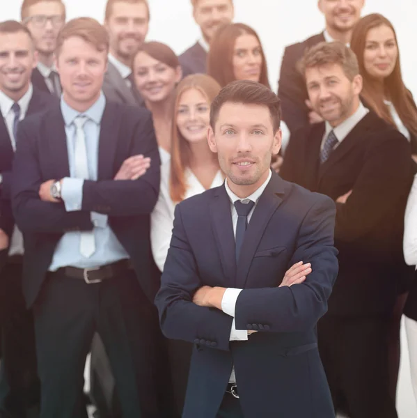 Líder de pie frente a un gran equipo de negocios — Foto de Stock