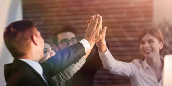 мальчик дарит девочке цветы. добрый мальчик. мужчины поддерживают друг друга. мужская дружба. пр дать друга.