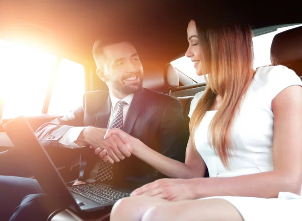 Üzletemberek kézfogások, befejező egy ülés az autóban — Stock Fotó