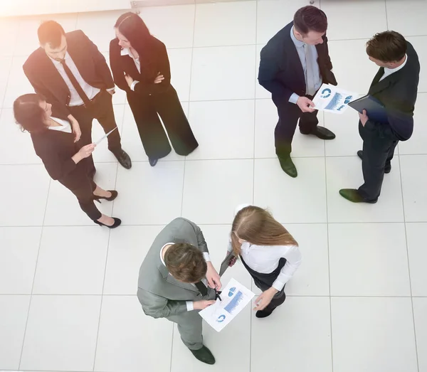 Business team discussing a financial chart — Stock Photo, Image