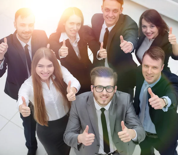 Equipe de negócios triunfante levantou um polegar para cima — Fotografia de Stock