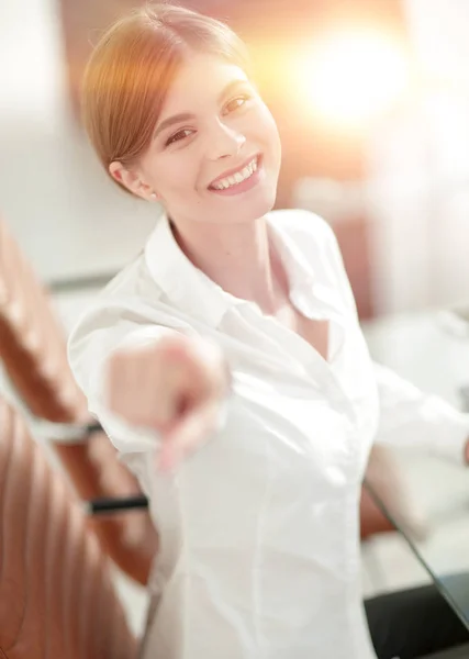 Zbliżenie portret kobiety młody biznes w miejscu pracy — Zdjęcie stockowe