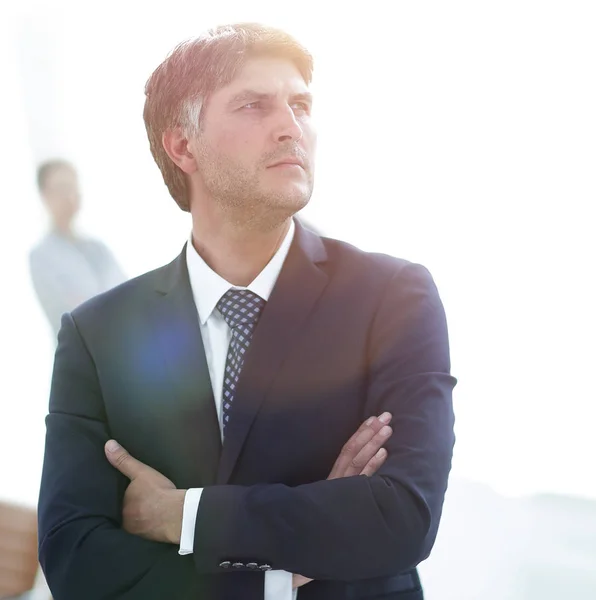 Selbstbewusster Geschäftsmann steht und schaut weg. — Stockfoto