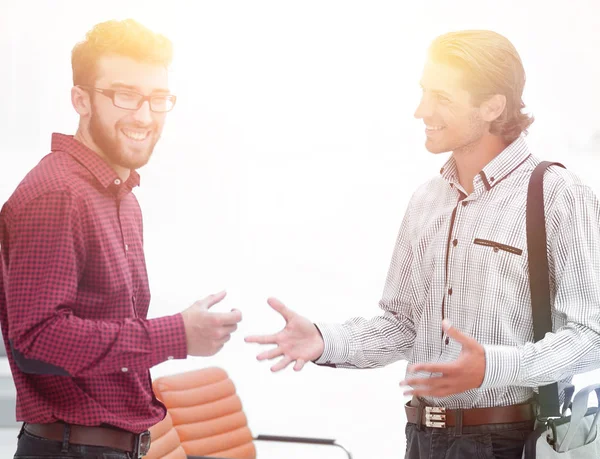 Zwei Mitarbeiter unterhalten sich im Büro — Stockfoto