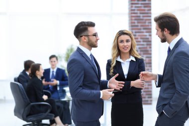 iş arkadaşları ofiste sorunları tartışıyor