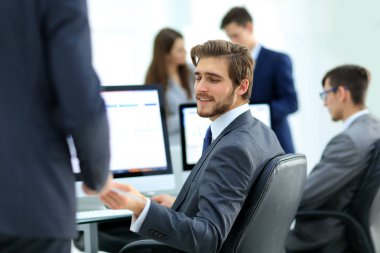 iş raporları bir bilgisayarda çalışan iş adamı