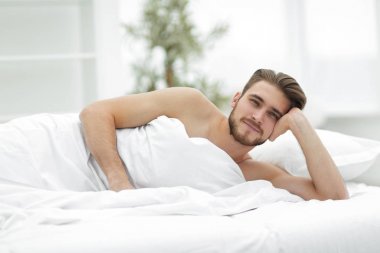 adam rahat bir yatak odasında istiyor