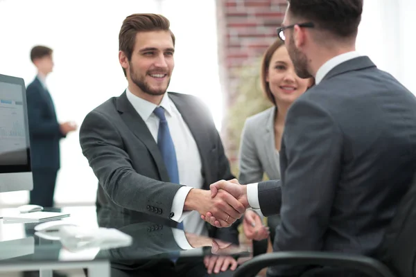 Lycklig man presentera affärskvinna för affärspartners — Stockfoto