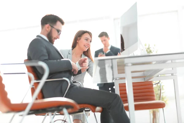 Compañeros de negocios hablando en la oficina  . — Foto de Stock