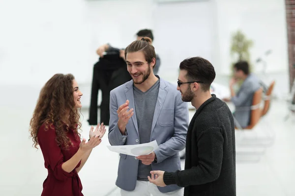 Grupo de colegas que debaten nuevas propuestas — Foto de Stock