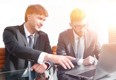 İş arkadaşları çalışma konuları tartışmak