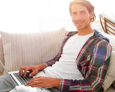 dizüstü bilgisayar ile ciddi genç adam.