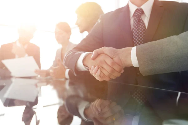 Apretón de manos socios comerciales en la reunión . — Foto de Stock