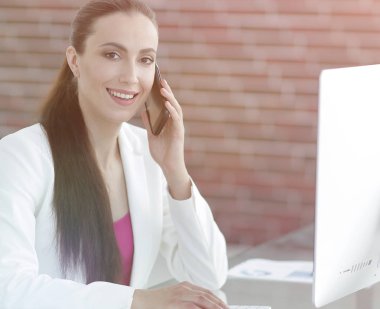 onun işyerinde kadın Yardımcısı