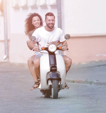 Cool adam ve güzel kız ifade ile scooter üzerinde sürme
