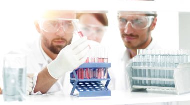 Laboratuvardaki bir grup bilim adamı ve eczacının yakın çekimi.