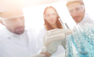 arka plan görüntüsü sıvı cam tüp içinde eğitim bilim adamları bir grup olduğunu.