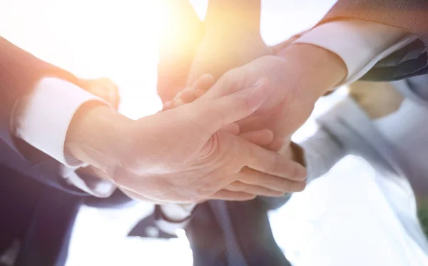 Gente de negocios doblando sus manos juntos. — Foto de Stock