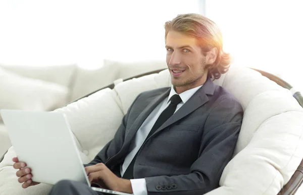 Κοντινό πλάνο του χαμογελώντας επιχειρηματίας που εργάζεται με το laptop στο σαλόνι — Φωτογραφία Αρχείου