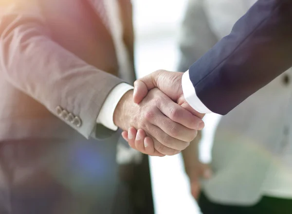 Крупный план рукопожатия деловых партнеров — стоковое фото