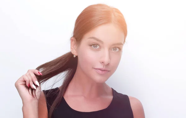 Mujer joven tocándose el pelo con las manos — Foto de Stock