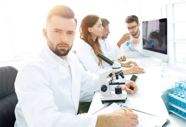 Científicos serios que trabajan en el laboratorio — Foto de Stock